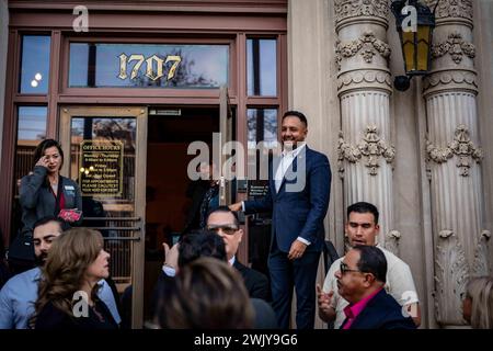 Bakersfield, California, Stati Uniti. 16 febbraio 2024. Il vice sindaco Andrae Gonzalez tiene aperta la porta a cittadini, dignitari e personale della United Way della California centro-orientale appena coniata il 16 febbraio 2024, nel centro di Bakersfield, California. L'organizzazione è precedentemente nota come United Way of Kern. I funzionari hanno dichiarato che l'adozione del nuovo nome segna una pietra miliare significativa nel "viaggio di impatto e crescita" della United Way Eastern California. La transizione iniziò nel novembre 2023, evolvendo dall'ex identità di United Way of Kern County all'attuale United Way of Foto Stock