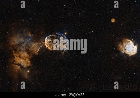 L'ipnotico ballo della Nebulosa delle meduse e della Nebulosa della testa delle scimmie, un duetto cosmico catturato attraverso l'obiettivo del mio telescopio. Foto Stock