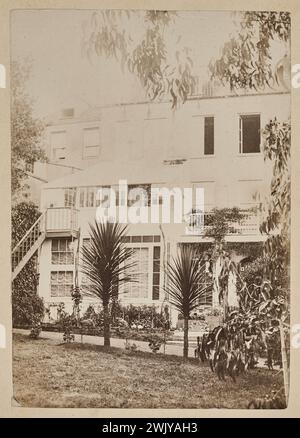 Anonimo, Hauteville House, vista del giardino e della facciata sul lato del giardino (titolo fittizio), 1900. Maisons de Victor Hugo Parigi - Guernsey. Hauteville House, vista del giardino e della facciata sul lato del giardino Foto Stock