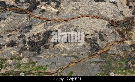 Vecchie catene arrugginite sulla riva del mare Foto Stock