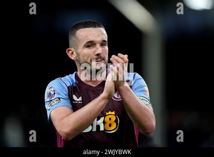 John McGinn dell'Aston Villa applaude i tifosi alla fine della partita di Premier League al Craven Cottage, Londra. Data foto: Sabato 17 febbraio 2024. Foto Stock