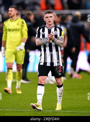 Kieran Trippier del Newcastle United applaude i tifosi alla fine della partita di Premier League al St James' Park di Newcastle upon Tyne. Data foto: Sabato 17 febbraio 2024. Foto Stock