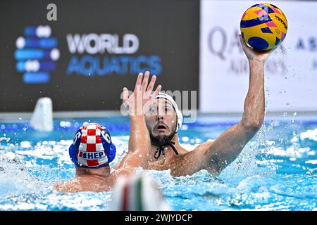 Doha, Qatar. 17 febbraio 2024. Matias Biljaka della Croazia e Gonzalo Echenique dell'Italia lottano per il pallone durante la partita d'oro maschile di pallanuoto tra la squadra Italia (cappelli bianchi) e la squadra Croazia (cappelli blu) del 21° Campionato Mondiale di Aquatics all'Aspire Dome di Doha (Qatar), 17 febbraio 2024. Crediti: Insidefoto di andrea staccioli/Alamy Live News Foto Stock