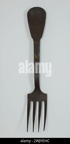 Anonimo, ha una forcella. Marchio dell'albergatore. Ex 10 rue de Valois (Hôtel de la Chancellerie d'Orléans), i arrondissement, Parigi (titolo fittizio), 1775. Ferro forgiato naturale. Museo Carnavalet, storia di Parigi. Una forca grande con quattro denti. Foto Stock