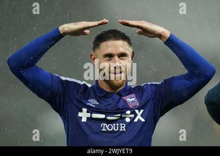 Wes Burns di Ipswich Town si rivolge ai tifosi di Ipswich dopo la partita del campionato Sky Bet allo stadio Swansea.com di Swansea. Data foto: Sabato 17 febbraio 2024. Foto Stock