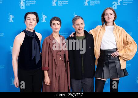 Berlino, Germania. 16 febbraio 2024. Olivia Williams, Berenice Bejo, Gael Garcia Bernal e Renate Reinsve hanno partecipato all'Another End Photocall durante il 74° Berlinale International Film Festival Berlin al Grand Hyatt Hotel di Berlino, Germania, il 16 febbraio 2024. Foto di Aurore Marechal/ABACAPRESS.COM credito: Abaca Press/Alamy Live News Foto Stock