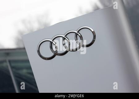 Logo Audi, Audizentrum a Siegen. Audi AM 17.02.2024 a Siegen/Deutschland. *** Audi Logo, Audi Center a Siegen Audi il 17 02 2024 a Siegen Germania Foto Stock