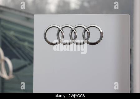 Logo Audi, Audizentrum a Siegen. Audi AM 17.02.2024 a Siegen/Deutschland. *** Audi Logo, Audi Center a Siegen Audi il 17 02 2024 a Siegen Germania Foto Stock