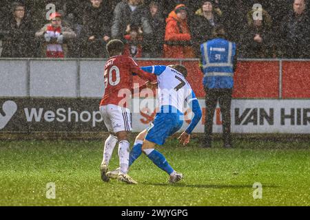 David Worrall di Barrow si imbatte con Kelly N'mai di Salford City durante la partita Sky Bet League 2 tra Salford City e Barrow a Moor Lane, Salford, sabato 17 febbraio 2024. (Foto: Ian Charles | mi News) crediti: MI News & Sport /Alamy Live News Foto Stock