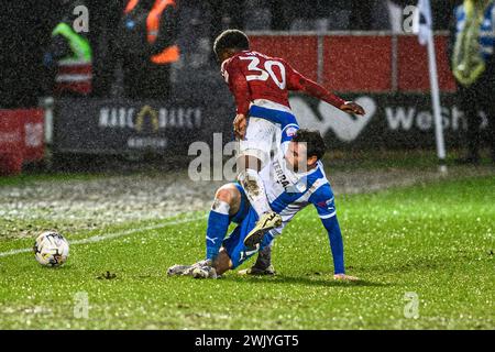 David Worrall di Barrow si imbatte con Kelly N'mai di Salford City durante la partita Sky Bet League 2 tra Salford City e Barrow a Moor Lane, Salford, sabato 17 febbraio 2024. (Foto: Ian Charles | mi News) crediti: MI News & Sport /Alamy Live News Foto Stock