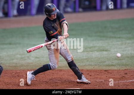 Baton Rouge, LOUISIANA, Stati Uniti. 16 febbraio 2024. Ty Swaim (14) di VMI cerca un successo durante l'azione di baseball NCAA tra i VMI Keydets e i LSU Tigers all'Alex Box Stadium, Skip Bertman Field a Baton Rouge, LOUISIANA. Jonathan Mailhes/CSM/Alamy Live News Foto Stock