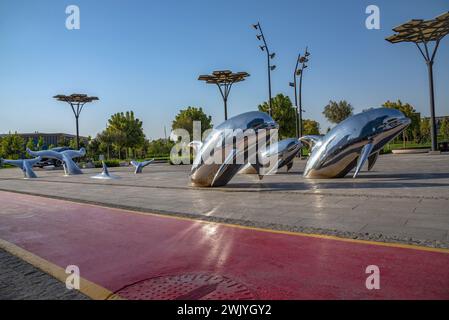 TASHKENT, UZBEKISTAN - 3 SETTEMBRE 2022: Installazione dei delfini. Parco cittadino di Tashkent. Uzbekistan Foto Stock