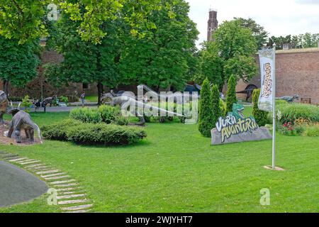 Belgrado, Serbia - 5 luglio 2021: Grandi statue di rettili di dinosauri avventura Dino di fronte al museo di storia naturale del parco Kalemegdan, giorno d'estate. Foto Stock