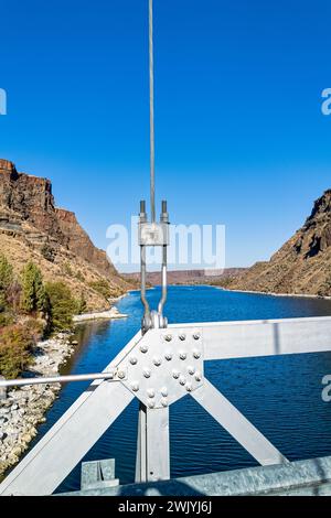 Dettaglio delle travi metalliche e del cavo del ponte sul fiume Deschutes al Cove Palisades State Park in Oregon, USA Foto Stock