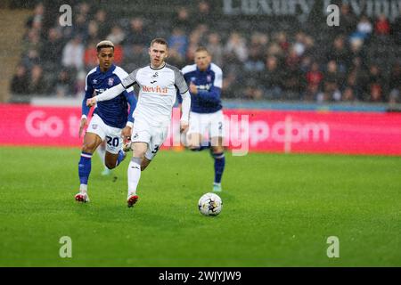 Swansea, Regno Unito. 17 febbraio 2024. Ollie Cooper della città di Swansea in azione. Partita del campionato EFL Skybet, Swansea City contro Ipswich Town allo Stadio Swansea.com di Swansea, Galles, sabato 17 febbraio 2024. Questa immagine può essere utilizzata solo per scopi editoriali. Solo per uso editoriale, foto di Andrew Orchard/Andrew Orchard fotografia sportiva/Alamy Live news credito: Andrew Orchard fotografia sportiva/Alamy Live News Foto Stock