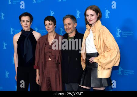 Olivia Williams, Berenice Bejo, Gael Garcia Bernal und Renate Reinsve beim Photocall zum Kinofilm Another End auf der Berlinale 2024 / 74. Internationale Filmfestspiele Berlin im Hotel Grand Hyatt. Berlino, 17.02.2024 *** Olivia Williams, Berenice Bejo, Gael Garcia Bernal e Renate Reinsve al photocall per il film Another End al Berlinale 2024 74 Berlin International Film Festival all'Hotel Grand Hyatt Berlin, 17 02 2024 foto:XC.xNiehausx/xFuturexImagex END 4202 Foto Stock