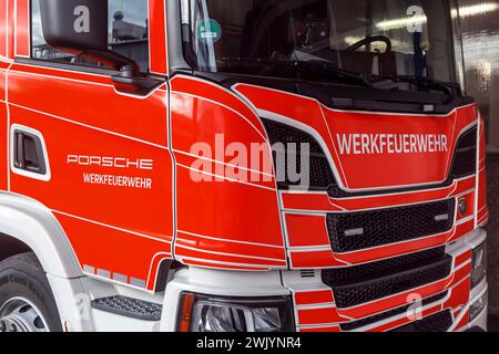 Werkfeuerwehr Porsche, Stoccarda-Zuffenhausen. // 16.02.2024: Stoccarda, Baden-Württemberg, Deutschland, Europa *** Porsche Plant Fire Department, Stoccarda Zuffenhausen 16 02 2024 Stoccarda, Baden Württemberg, Germania, Europa Foto Stock