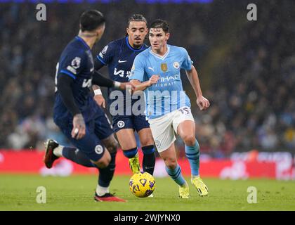 Manchester, Regno Unito. 17 febbraio 2024. Julian Alvarez del Manchester City e Malo gusto del Chelsea durante la partita di Premier League all'Etihad Stadium di Manchester. Il credito per immagini dovrebbe essere: Andrew Yates/Sportimage Credit: Sportimage Ltd/Alamy Live News Foto Stock