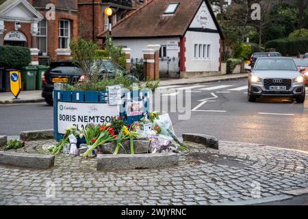 Un santuario di Alexei Navalny a Boris Nemstov Place, Londra con fiori e un biglietto che dice che Putin può uccidere Navalny ma non può uccidere l'opposizione. Foto Stock