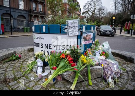 Un santuario di Alexei Navalny a Boris Nemstov Place, Londra con fiori e un biglietto che dice che Putin può uccidere Navalny ma non può uccidere l'opposizione. Foto Stock