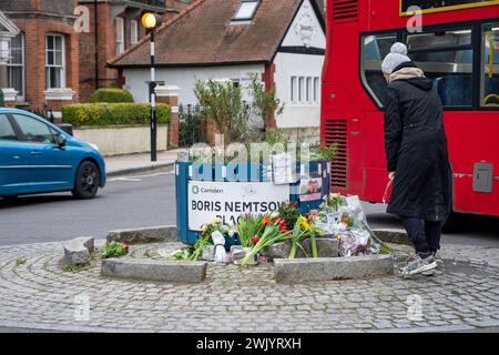 Un santuario di Alexei Navalny a Boris Nemstov Place, Londra con fiori e un biglietto che dice che Putin può uccidere Navalny ma non può uccidere l'opposizione. Foto Stock