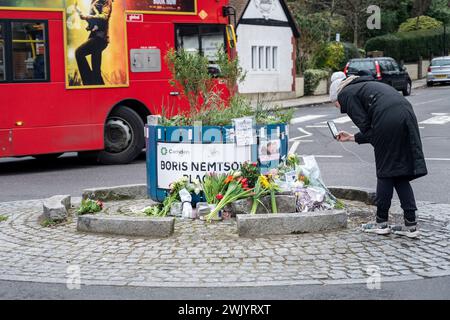 Un santuario di Alexei Navalny a Boris Nemstov Place, Londra con fiori e un biglietto che dice che Putin può uccidere Navalny ma non può uccidere l'opposizione. Foto Stock