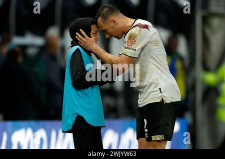 Kane Wilson (a destra) della contea di Derby festeggia con un ragazzo dopo la partita della Sky Bet League One al Pride Park Stadium di Derby. Data foto: Sabato 17 febbraio 2024. Foto Stock