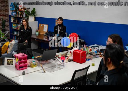 Il personale accoglie gli ospiti durante un tour per le strutture recentemente rinnovate e ampliate della United Way della California centrale orientale il 16 febbraio 2024, nel centro di Bakersfield, California. L'organizzazione è precedentemente nota come United Way of Kern. I funzionari hanno dichiarato che l'adozione del nuovo nome segna una pietra miliare significativa nel "viaggio di impatto e crescita della United Way Eastern California". La transizione iniziò nel novembre 2023, evolvendosi dall'ex identità di United Way of Kern County all'attuale United Way of Central Eastern California. (Foto di Jacob Lee Green/Sipa USA) Foto Stock