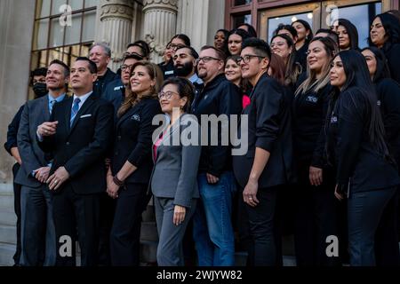 Il sindaco Karen Goh posa con cittadini, dignitari e personale durante una cerimonia di taglio del nastro per le strutture recentemente rinominate e ampliate per la United Way of Central Eastern California il 16 febbraio 2024, nel centro di Bakersfield, California. L'organizzazione è precedentemente nota come United Way of Kern. I funzionari hanno dichiarato che l'adozione del nuovo nome segna una pietra miliare significativa nel "viaggio di impatto e crescita della United Way Eastern California". La transizione iniziò nel novembre 2023, evolvendo dall'ex identità di United Way of Kern County all'attuale United Way of Centra Foto Stock