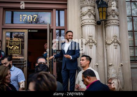 Il vice sindaco Andrae Gonzalez tiene aperta la porta a cittadini, dignitari e personale della United Way della California centro-orientale appena coniata il 16 febbraio 2024, nel centro di Bakersfield, California. L'organizzazione è precedentemente nota come United Way of Kern. I funzionari hanno dichiarato che l'adozione del nuovo nome segna una pietra miliare significativa nel "viaggio di impatto e crescita della United Way Eastern California". La transizione iniziò nel novembre 2023, evolvendosi dall'ex identità di United Way of Kern County all'attuale United Way of Central Eastern California. (Foto di Jacob Lee GRE Foto Stock