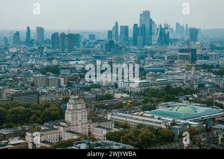 Vista aerea di Londra rivolta verso est verso i grattacieli finanziari della City & Canary Wharf. Include la camera del Senato, Walkie Talkie e il British Museum. Foto Stock