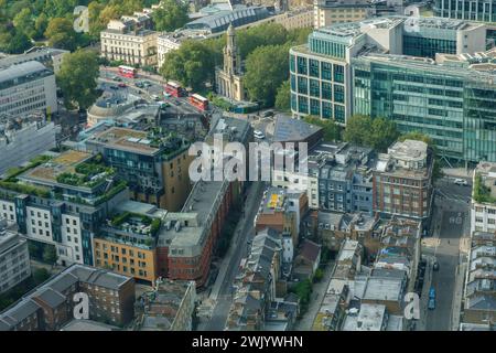 Vista aerea a sud-ovest della città densamente popolata di Londra, tra cui la chiesa All Souls Langham Place e il BBC Building. Foto Stock