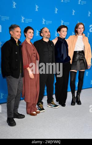 Gael Garcia Bernal, Berenice Bejo, Piero Messina, Olivia Williams e Renate Reinsve beim Photocall zum Kinofilm Another End auf der Berlinale 2024 / 74. Internationale Filmfestspiele Berlin im Hotel Grand Hyatt. Berlino, 17.02.2024 *** Gael Garcia Bernal, Berenice Bejo, Piero Messina, Olivia Williams e Renate Reinsve al photocall per il lungometraggio Another End al Berlinale 2024 74 Berlin International Film Festival all'Hotel Grand Hyatt Berlin, 17 02 2024 foto:Xn.xKubelkax/xFuturexImagex END 4217 Foto Stock
