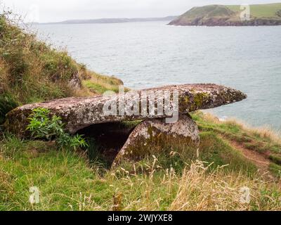 King's Quoit, Neolithic Burial Chamber, Manorbier Bay, Pembroke, Galles, Regno Unito Foto Stock