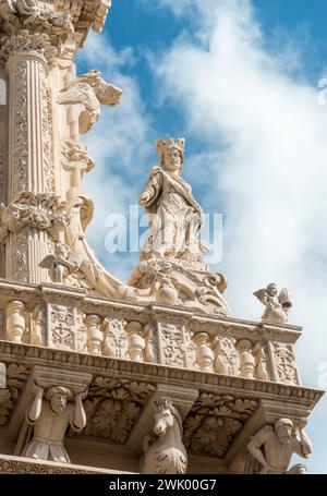 Particolare della facciata della Basilica di Santa Croce nel centro storico di Lecce, Puglia, Italia Foto Stock