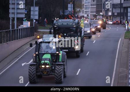 Duesseldorf, Germania. 17 febbraio 2024. I trattori guidano durante una dimostrazione contro il governo federale di Düsseldorf. L'alleanza "DEMO 2,0 - insieme per un futuro sicuro" prevede di dimostrare a Düsseldorf sotto forma di un raduno di 24 ore. I trattori, i camion e le automobili sfileranno sabato e domenica. Crediti: David Young/dpa/Alamy Live News Foto Stock