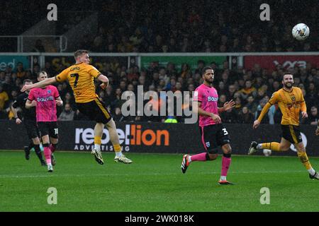 Newport, Regno Unito. 17 febbraio 2024. Will Evans della contea di Newport (7) segna il suo primo gol. Partita di football della EFL League Two, Newport County contro Gillingham alla Rodney Parade di Newport, Galles, sabato 17 febbraio 2024. Questa immagine può essere utilizzata solo per scopi editoriali. Solo per uso editoriale, foto di Credit: Andrew Orchard Sports Photography/Alamy Live News Foto Stock