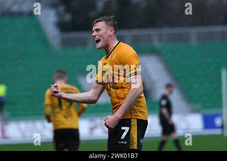 Newport, Regno Unito. 17 febbraio 2024. Will Evans della contea di Newport festeggia dopo aver segnato il primo gol della sua squadra. Partita di football della EFL League Two, Newport County contro Gillingham alla Rodney Parade di Newport, Galles, sabato 17 febbraio 2024. Questa immagine può essere utilizzata solo per scopi editoriali. Solo per uso editoriale, foto di Credit: Andrew Orchard Sports Photography/Alamy Live News Foto Stock