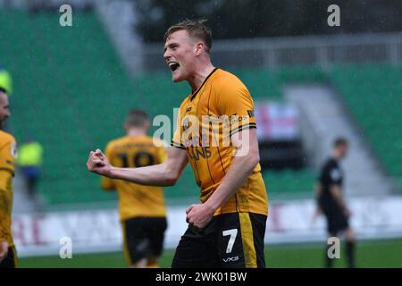 Newport, Regno Unito. 17 febbraio 2024. Will Evans della contea di Newport festeggia dopo aver segnato il primo gol della sua squadra. Partita di football della EFL League Two, Newport County contro Gillingham alla Rodney Parade di Newport, Galles, sabato 17 febbraio 2024. Questa immagine può essere utilizzata solo per scopi editoriali. Solo per uso editoriale, foto di Credit: Andrew Orchard Sports Photography/Alamy Live News Foto Stock