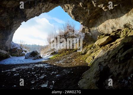 Hohler Stein im Lörmecke tal bei Rüthen-Kallenhardt, im Schnee Januar 2024, Nordreihn-Westfalen, Deutschland, Europa Foto Stock