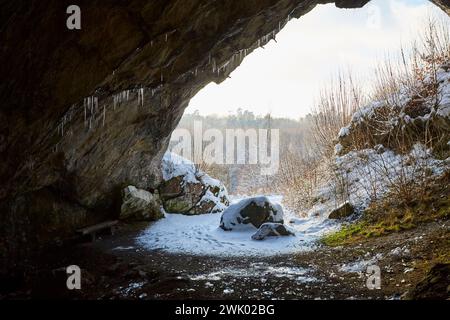 Hohler Stein im Lörmecke tal bei Rüthen-Kallenhardt, im Schnee Januar 2024, Nordreihn-Westfalen, Deutschland, Europa Foto Stock