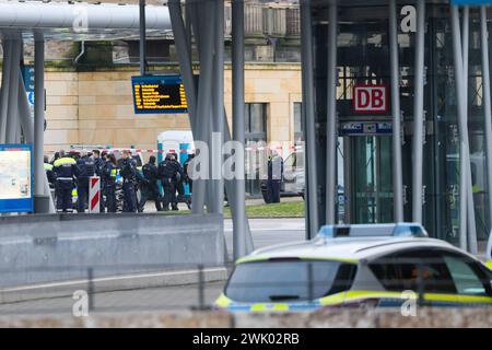 RAF-Terrorverdächtiger a Zugo in Wuppertal entdeckt Großeinsatz von Polizei am Hauptbahnhof Großeinsatz am Wuppertaler Hauptbahnhof am Samstagnachmittag Zeugen hatten einen Mann im Regionalexpress nach Aachen gesichtet, von dem nach Aussagen von Polizeisprecher Stefan Weiand möglicherweise eine sehr große Gefahr ausgehen könnte. Die Polizei Wuppertal rückte mit einem Großaufgebot an, Die Bundespolizei ebenfalls. Aus dem ganzen Land kamen Spezialkräfte zum Wuppertaler Hauptbahnhof und nahmen im vorletzten Wagen einen Tatverdächtigen festnehmen. Die Polizei Wuppertal gibt bislang keine weiteren Foto Stock