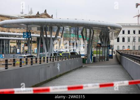 RAF-Terrorverdächtiger a Zugo in Wuppertal entdeckt Großeinsatz von Polizei am Hauptbahnhof Großeinsatz am Wuppertaler Hauptbahnhof am Samstagnachmittag Zeugen hatten einen Mann im Regionalexpress nach Aachen gesichtet, von dem nach Aussagen von Polizeisprecher Stefan Weiand möglicherweise eine sehr große Gefahr ausgehen könnte. Die Polizei Wuppertal rückte mit einem Großaufgebot an, Die Bundespolizei ebenfalls. Aus dem ganzen Land kamen Spezialkräfte zum Wuppertaler Hauptbahnhof und nahmen im vorletzten Wagen einen Tatverdächtigen festnehmen. Die Polizei Wuppertal gibt bislang keine weiteren Foto Stock