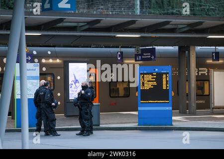 RAF-Terrorverdächtiger a Zugo in Wuppertal entdeckt Großeinsatz von Polizei am Hauptbahnhof Großeinsatz am Wuppertaler Hauptbahnhof am Samstagnachmittag Zeugen hatten einen Mann im Regionalexpress nach Aachen gesichtet, von dem nach Aussagen von Polizeisprecher Stefan Weiand möglicherweise eine sehr große Gefahr ausgehen könnte. Die Polizei Wuppertal rückte mit einem Großaufgebot an, Die Bundespolizei ebenfalls. Aus dem ganzen Land kamen Spezialkräfte zum Wuppertaler Hauptbahnhof und nahmen im vorletzten Wagen einen Tatverdächtigen festnehmen. Die Polizei Wuppertal gibt bislang keine weiteren Foto Stock