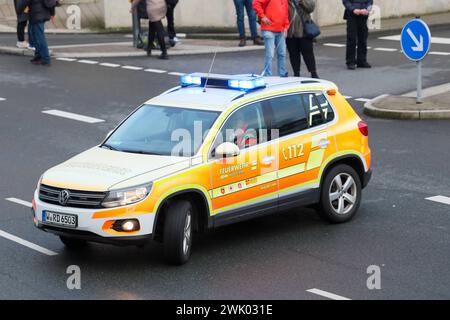 RAF-Terrorverdächtiger a Zugo in Wuppertal entdeckt Großeinsatz von Polizei am Hauptbahnhof Großeinsatz am Wuppertaler Hauptbahnhof am Samstagnachmittag Zeugen hatten einen Mann im Regionalexpress nach Aachen gesichtet, von dem nach Aussagen von Polizeisprecher Stefan Weiand möglicherweise eine sehr große Gefahr ausgehen könnte. Die Polizei Wuppertal rückte mit einem Großaufgebot an, Die Bundespolizei ebenfalls. Aus dem ganzen Land kamen Spezialkräfte zum Wuppertaler Hauptbahnhof und nahmen im vorletzten Wagen einen Tatverdächtigen festnehmen. Die Polizei Wuppertal gibt bislang keine weiteren Foto Stock
