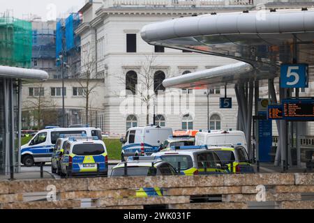 RAF-Terrorverdächtiger a Zugo in Wuppertal entdeckt Großeinsatz von Polizei am Hauptbahnhof Großeinsatz am Wuppertaler Hauptbahnhof am Samstagnachmittag Zeugen hatten einen Mann im Regionalexpress nach Aachen gesichtet, von dem nach Aussagen von Polizeisprecher Stefan Weiand möglicherweise eine sehr große Gefahr ausgehen könnte. Die Polizei Wuppertal rückte mit einem Großaufgebot an, Die Bundespolizei ebenfalls. Aus dem ganzen Land kamen Spezialkräfte zum Wuppertaler Hauptbahnhof und nahmen im vorletzten Wagen einen Tatverdächtigen festnehmen. Die Polizei Wuppertal gibt bislang keine weiteren Foto Stock