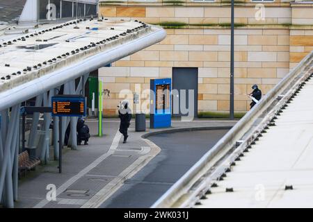 RAF-Terrorverdächtiger a Zugo in Wuppertal entdeckt Großeinsatz von Polizei am Hauptbahnhof Großeinsatz am Wuppertaler Hauptbahnhof am Samstagnachmittag Zeugen hatten einen Mann im Regionalexpress nach Aachen gesichtet, von dem nach Aussagen von Polizeisprecher Stefan Weiand möglicherweise eine sehr große Gefahr ausgehen könnte. Die Polizei Wuppertal rückte mit einem Großaufgebot an, Die Bundespolizei ebenfalls. Aus dem ganzen Land kamen Spezialkräfte zum Wuppertaler Hauptbahnhof und nahmen im vorletzten Wagen einen Tatverdächtigen festnehmen. Die Polizei Wuppertal gibt bislang keine weiteren Foto Stock