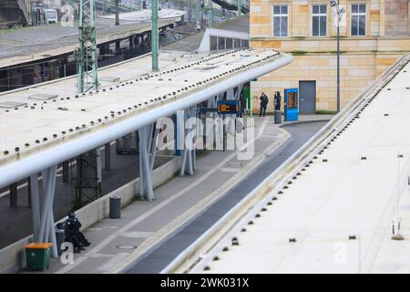 RAF-Terrorverdächtiger a Zugo in Wuppertal entdeckt Großeinsatz von Polizei am Hauptbahnhof Großeinsatz am Wuppertaler Hauptbahnhof am Samstagnachmittag Zeugen hatten einen Mann im Regionalexpress nach Aachen gesichtet, von dem nach Aussagen von Polizeisprecher Stefan Weiand möglicherweise eine sehr große Gefahr ausgehen könnte. Die Polizei Wuppertal rückte mit einem Großaufgebot an, Die Bundespolizei ebenfalls. Aus dem ganzen Land kamen Spezialkräfte zum Wuppertaler Hauptbahnhof und nahmen im vorletzten Wagen einen Tatverdächtigen festnehmen. Die Polizei Wuppertal gibt bislang keine weiteren Foto Stock
