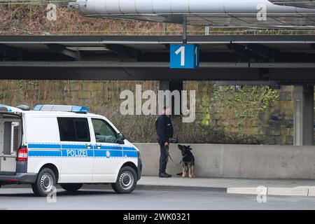 RAF-Terrorverdächtiger a Zugo in Wuppertal entdeckt Großeinsatz von Polizei am Hauptbahnhof Großeinsatz am Wuppertaler Hauptbahnhof am Samstagnachmittag Zeugen hatten einen Mann im Regionalexpress nach Aachen gesichtet, von dem nach Aussagen von Polizeisprecher Stefan Weiand möglicherweise eine sehr große Gefahr ausgehen könnte. Die Polizei Wuppertal rückte mit einem Großaufgebot an, Die Bundespolizei ebenfalls. Aus dem ganzen Land kamen Spezialkräfte zum Wuppertaler Hauptbahnhof und nahmen im vorletzten Wagen einen Tatverdächtigen festnehmen. Die Polizei Wuppertal gibt bislang keine weiteren Foto Stock