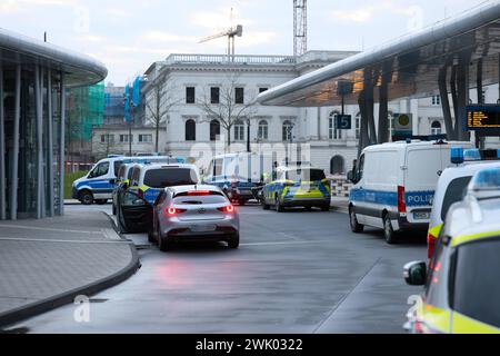 RAF-Terrorverdächtiger a Zugo in Wuppertal entdeckt Großeinsatz von Polizei am Hauptbahnhof Großeinsatz am Wuppertaler Hauptbahnhof am Samstagnachmittag Zeugen hatten einen Mann im Regionalexpress nach Aachen gesichtet, von dem nach Aussagen von Polizeisprecher Stefan Weiand möglicherweise eine sehr große Gefahr ausgehen könnte. Die Polizei Wuppertal rückte mit einem Großaufgebot an, Die Bundespolizei ebenfalls. Aus dem ganzen Land kamen Spezialkräfte zum Wuppertaler Hauptbahnhof und nahmen im vorletzten Wagen einen Tatverdächtigen festnehmen. Die Polizei Wuppertal gibt bislang keine weiteren Foto Stock